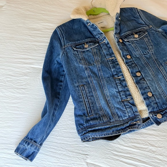 Old Navy Women's Blue Denim Sherpa Trucker Jacket - Picture 6 of 15